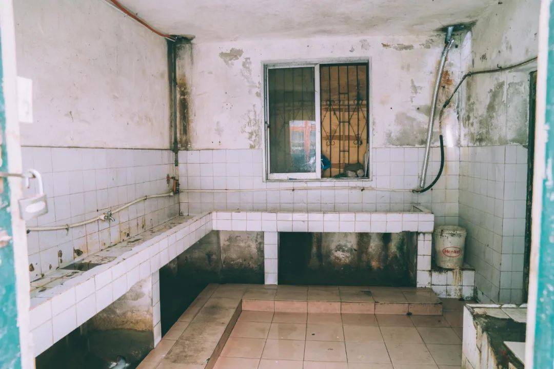 着美味你根本想象不到仿佛穿越到了80年代先带你看看店周围的环境在进