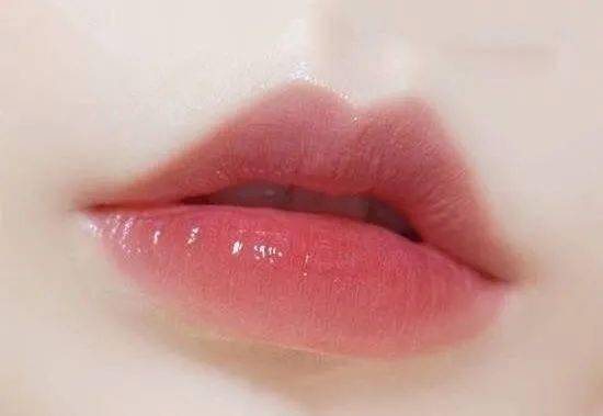 水润又透亮的果冻唇,甜美柔软,让人不禁想亲吻,还可以令双唇更加饱满