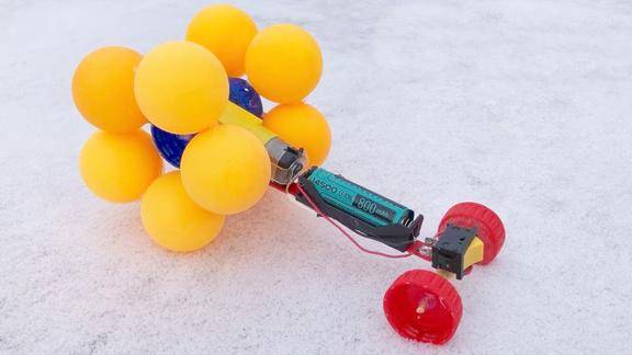 小伙用乒乓球制作了个玩具车 想不想给孩子制作个呢