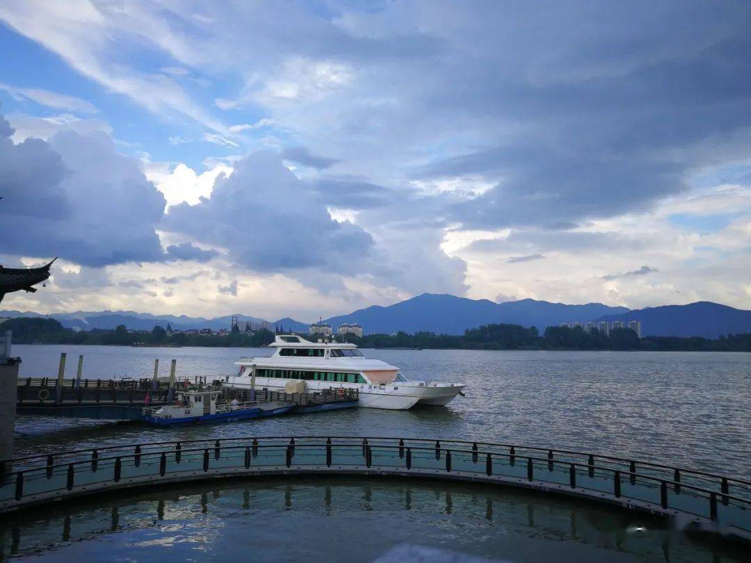 富阳段富春江畔的郁达夫故里与郁达夫公园.