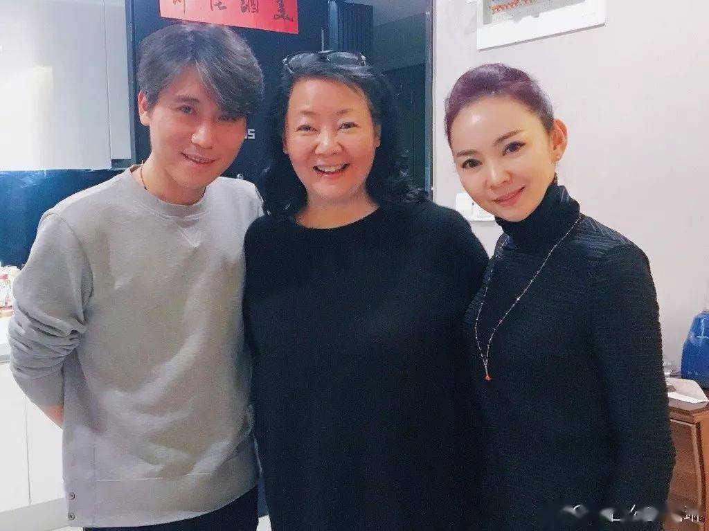 她是蒙古公主却放下身份北漂,如今与帅气老公甜蜜生活~_哈琳