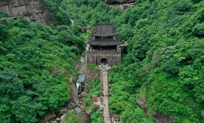 陕西与四川之间,隔着两重山脉.