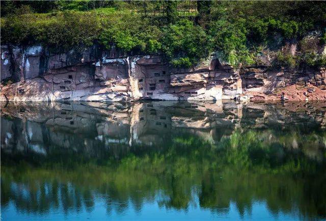 丰都龙河八景参选景点之横梁新村千年龙河悬棺岩棺群