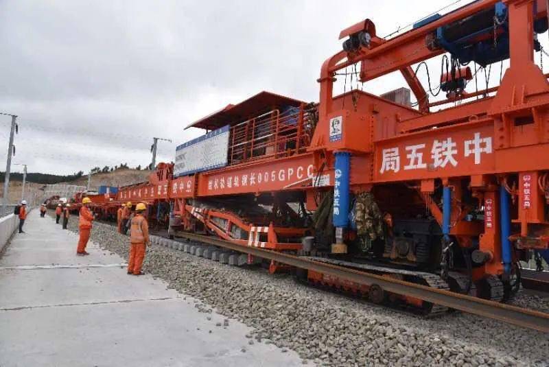 牡佳高铁轨道铺设已至鸡西西站全线铺轨告捷在望