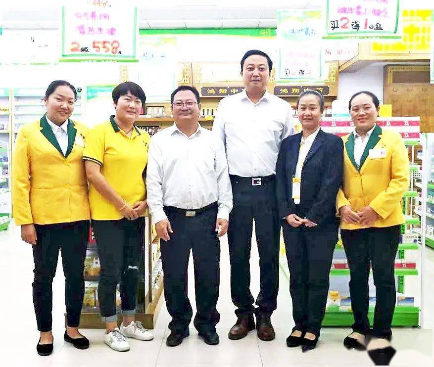 员工是一心堂最宝贵财富门店员工们对阮董的到来惊喜万分,所有人的