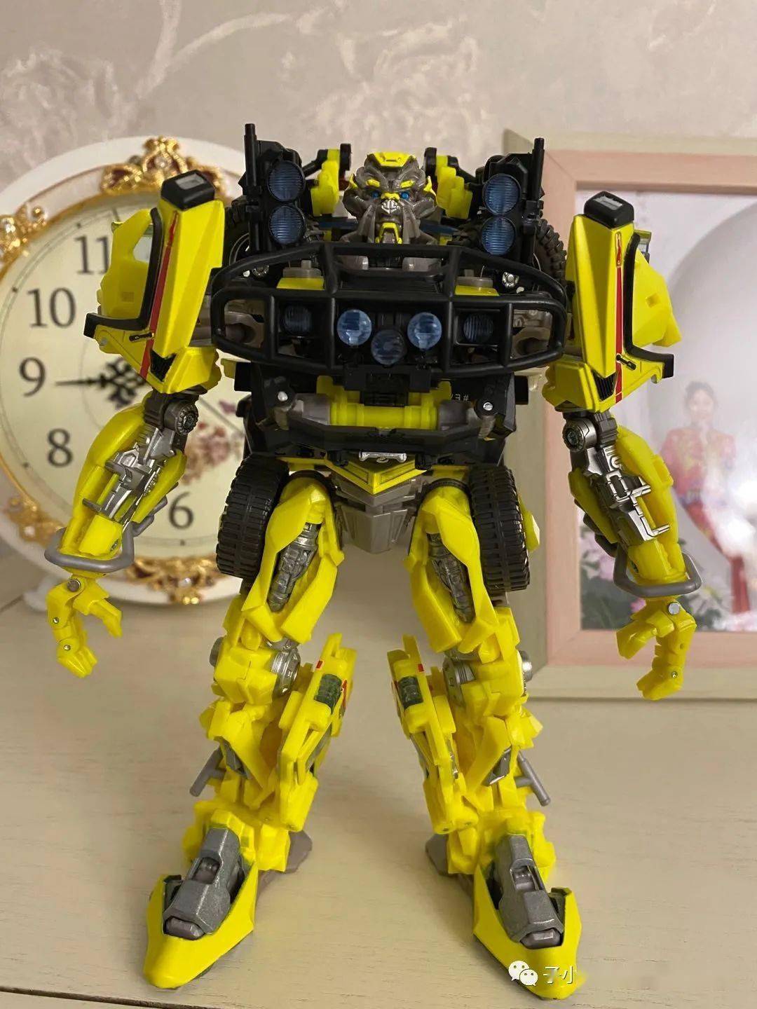 【评玩具】子小天:硕函测评《变形金刚 mpm11救护车,实物很差?