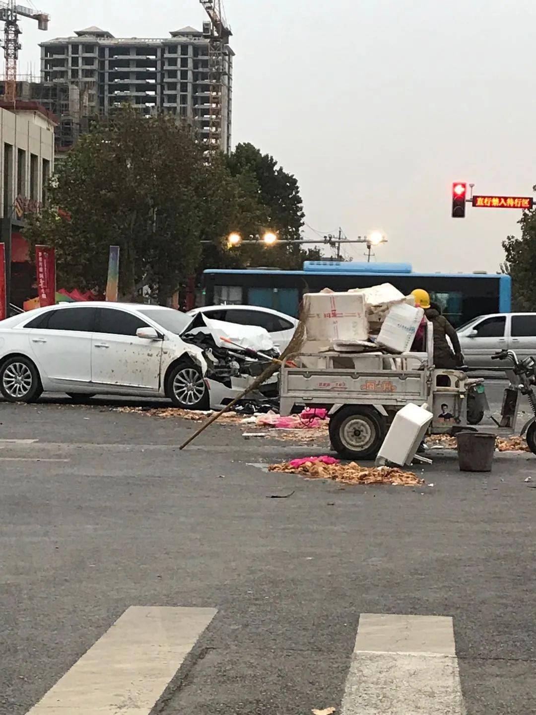 菏泽中华路突发一起车祸,现场箱子散落一地._手机搜狐网