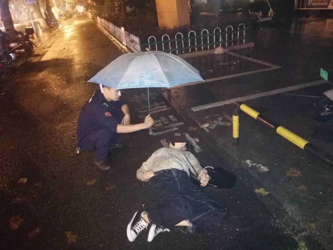 滁州一女子雨夜倒在马路边,浑身酒气不省人事!