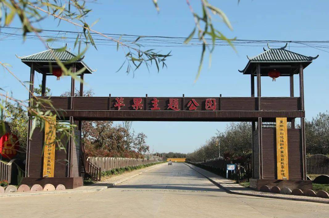 赶着举办农民丰收节的喜庆,妈妈开车载着我来到了离家不远的苹果主题