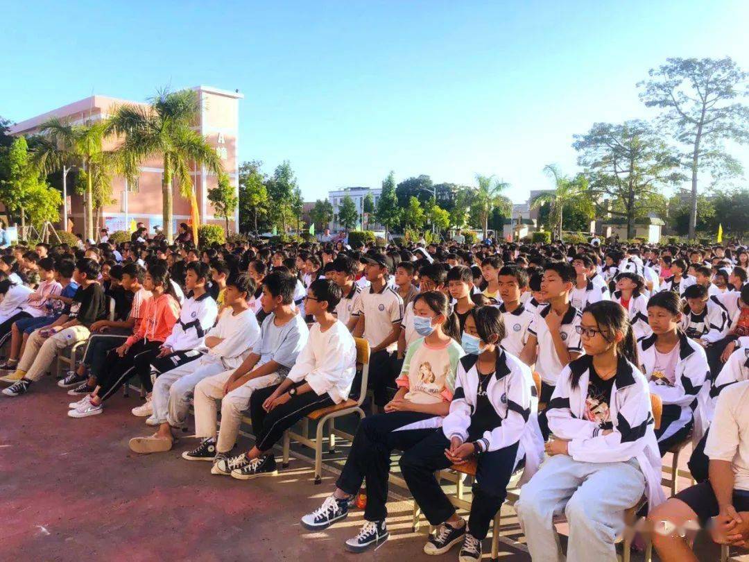 活动现场,来自惠来县潮剧演艺中心的演员们为师生带来了精彩的潮剧