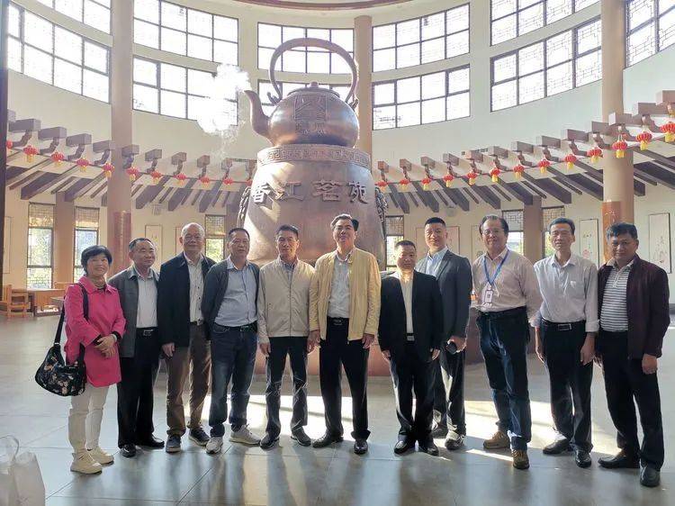 1考察期间,刘文标会长一行人参观了福建香江茶业有限公司,武夷星茶业