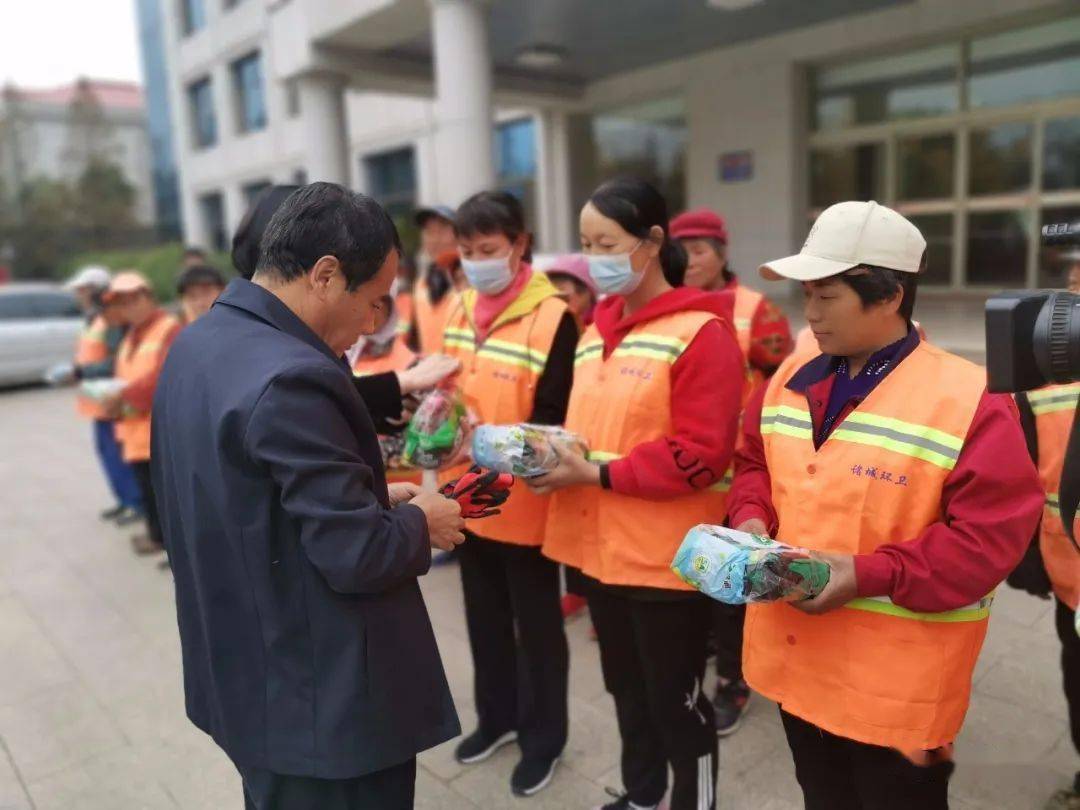 环卫工日秋天的第一副手套百盛商场给他们安排上了