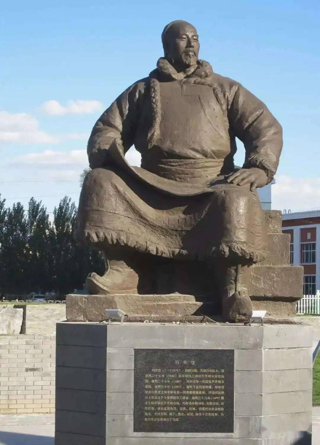 1691年,康熙下旨批准建城,玛布岱受命与黑龙江将军萨布素一同查勘筑城