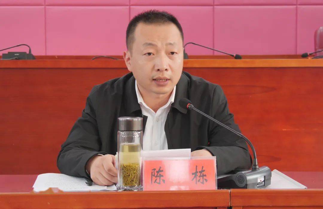 王鹏主持召开县脱贫攻坚领导小组工作例会