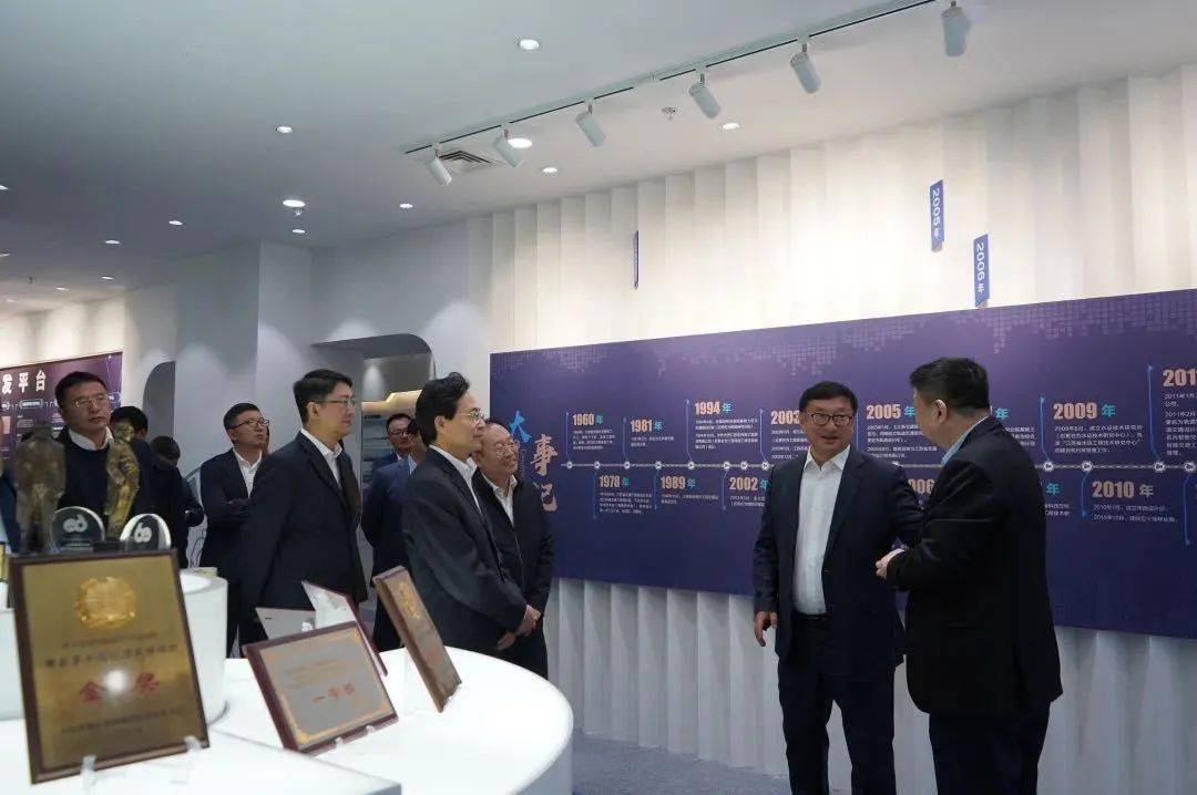 鞍山市市委书记韩玉起,市委常委,副市长蔡龙一行莅临集团调研交流