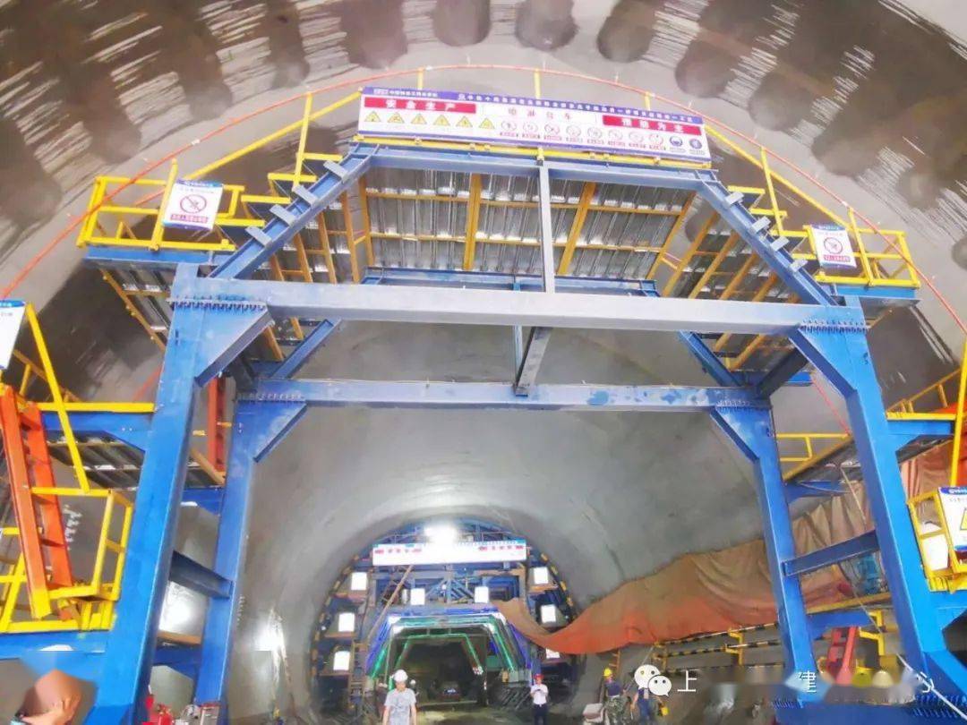 (双髻山隧道施工)目前,双髻山隧道正洞开挖进尺开累完成678米,仰拱