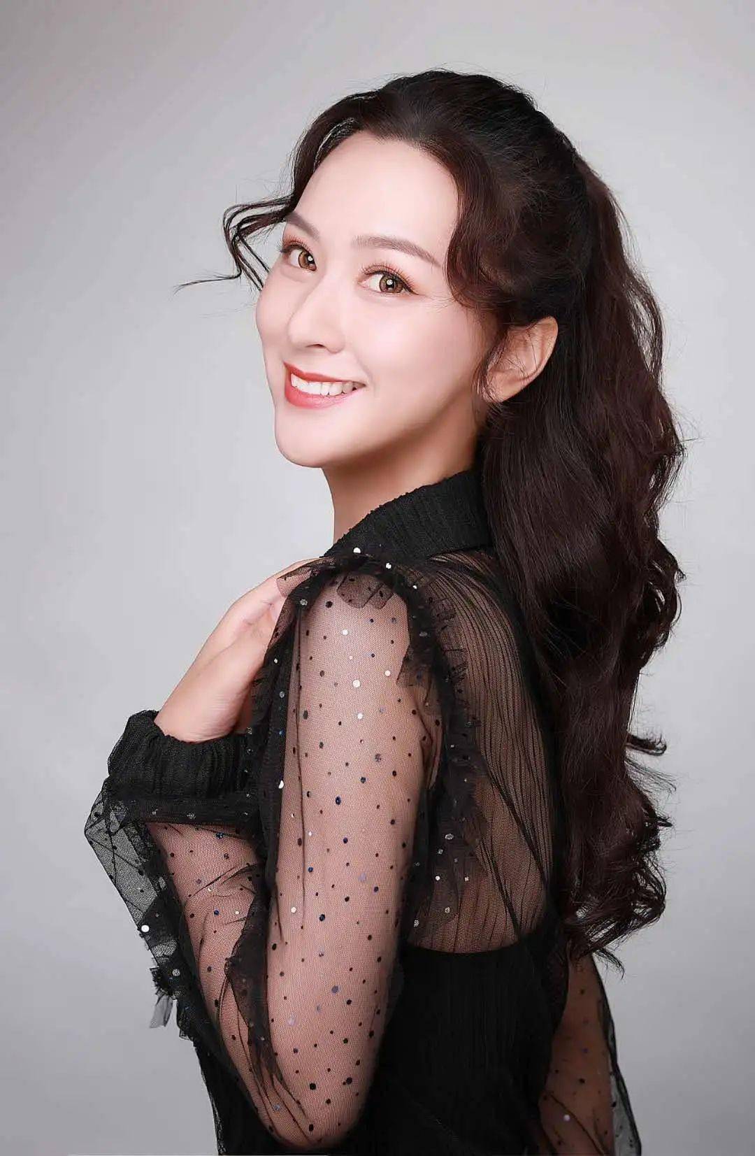 牛悦敏中国铁路文工团歌舞团独唱演员解放军艺术学院音乐系硕士研究生