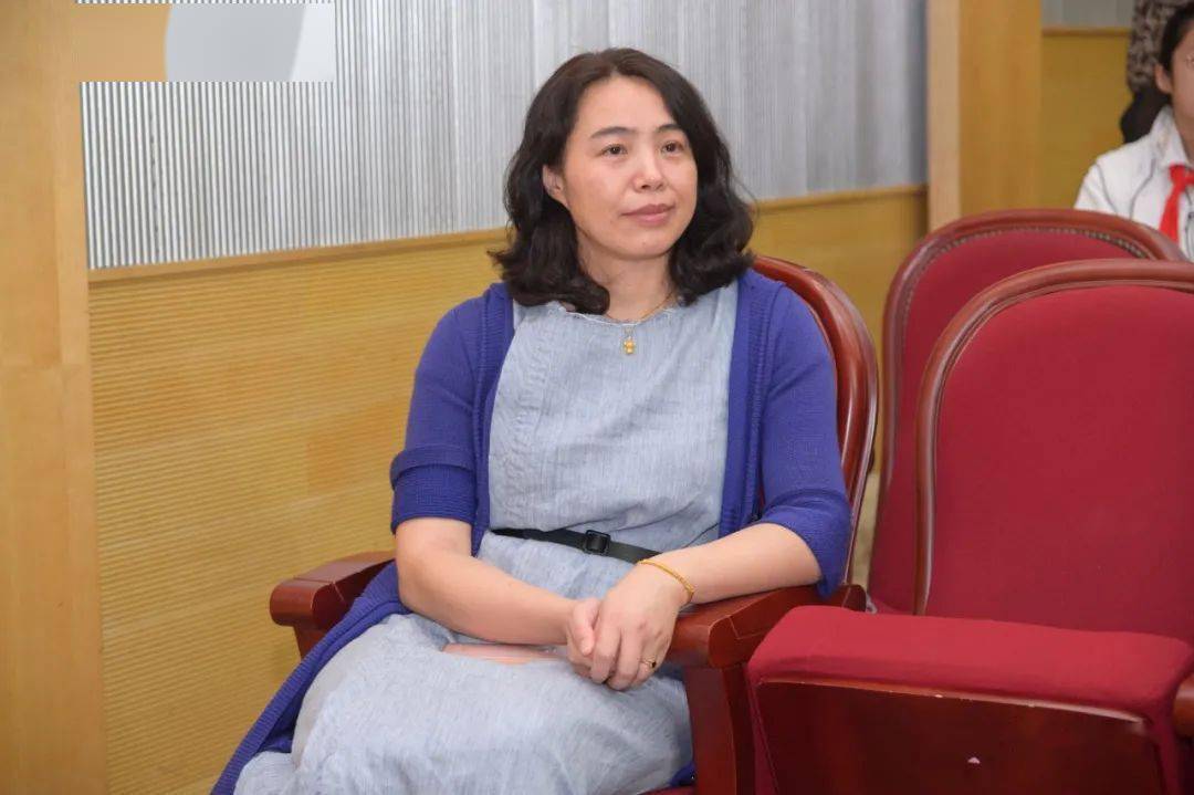 上外附中学生发展中心主任陆敏老师,大队辅导员陈娟老师,以及学生代表