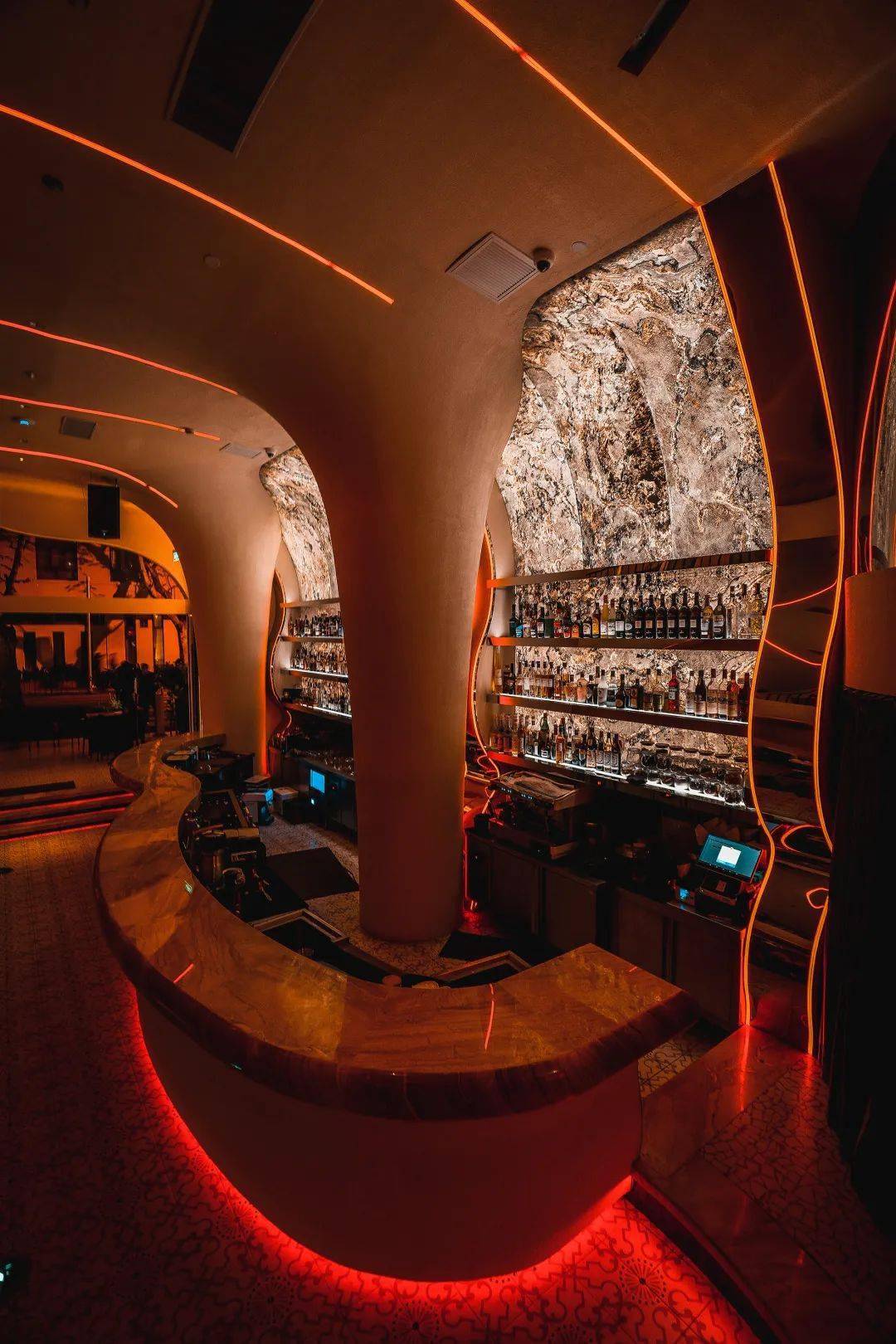 revel可以说是魔都最最独特的洞穴酒吧了!