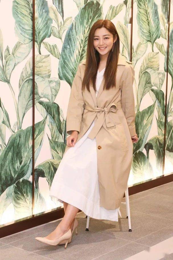 汤怡爆男伴约睇鬼片摸黑亲近