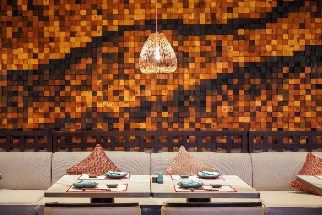 46层的彩云阁全日餐厅,提供每日丰富早餐,自助午餐及自助晚餐,早餐