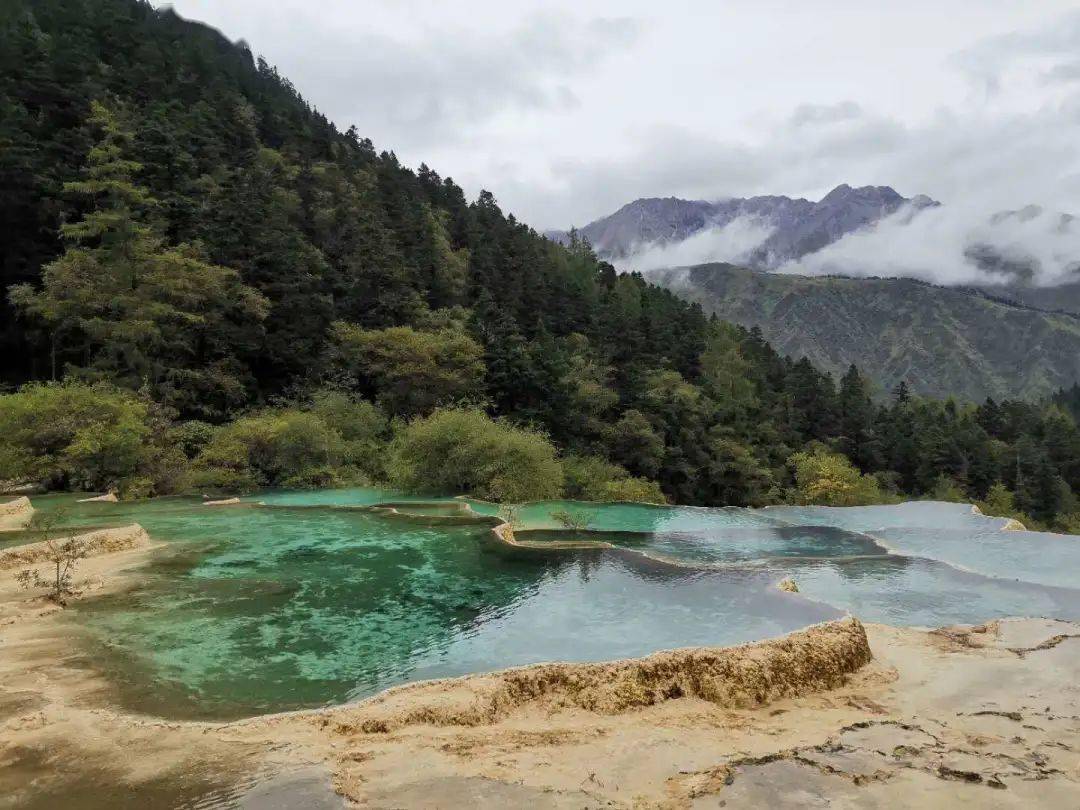 景區由黃龍溝,丹雲峽,牟尼溝,雪寶鼎,雪山樑,紅星巖,西溝等景區組成.