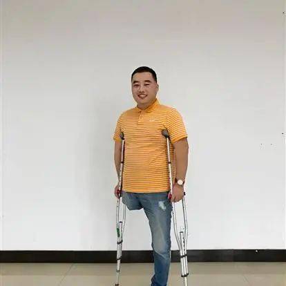 记录创业瞬间龚钰犇2012因见义勇为导致重度残疾,右腿高位截肢,左脚也