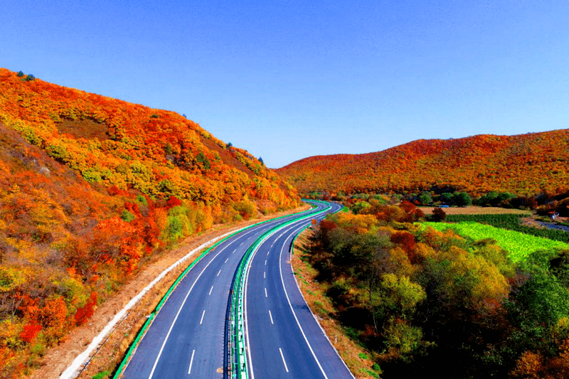 精雕细琢铸精品千锤百炼匠人心吉东项目绿色公路正式通车