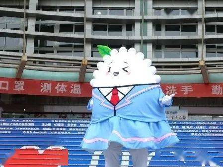 全校最飒的崽坐上"小白龙"迈进了熟悉的校园饭团走过大门前的一块块地