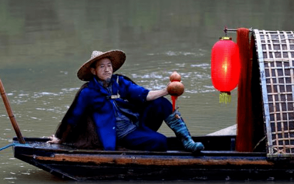 一个被外界称为"水上超人"的老渔翁王利保这是说在江西婺源▲王国红摄