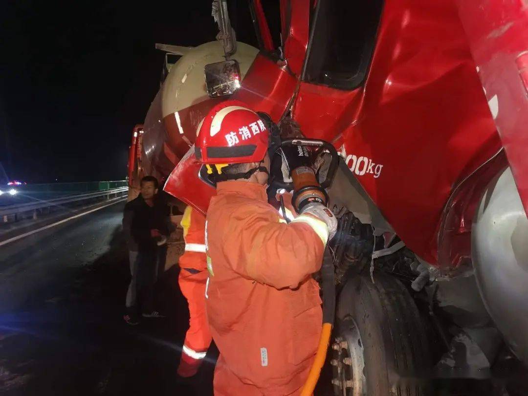 青银高速定边往砖井方向发生一起大车追尾事故