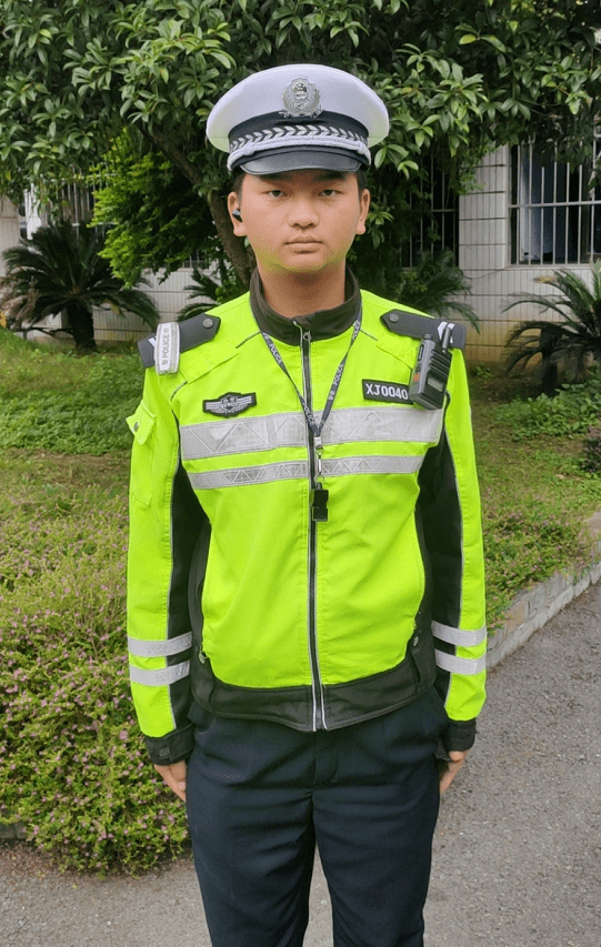 感动贵州两名交警狂奔一公里只为这辆私家车