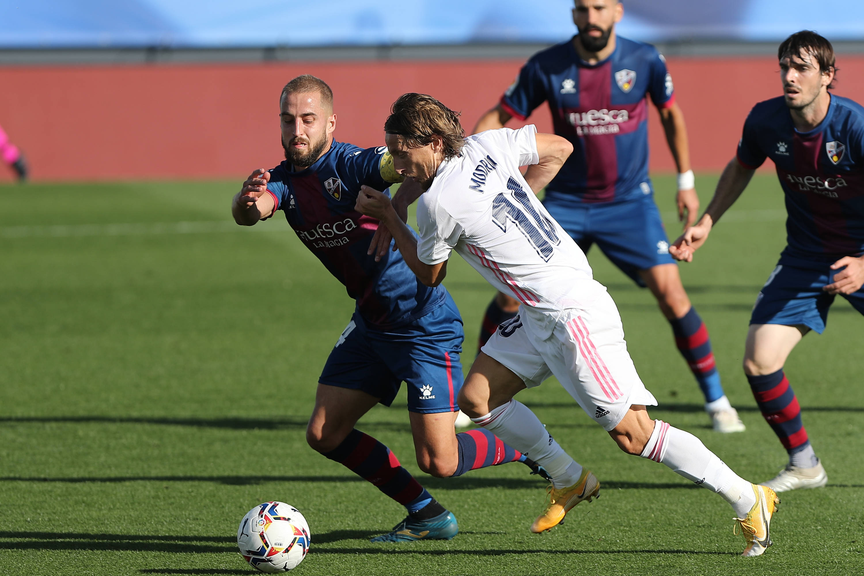 在2020-2021赛季西班牙足球甲级联赛第八轮比赛中,皇家马德里队主场以