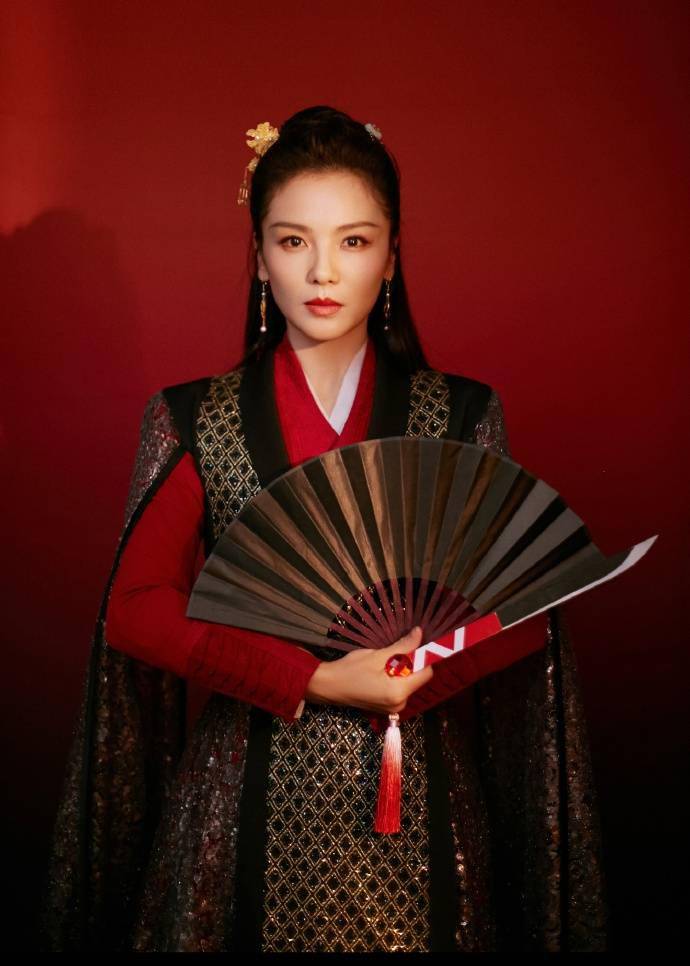 刘涛手持折扇 古装造型英姿飒爽