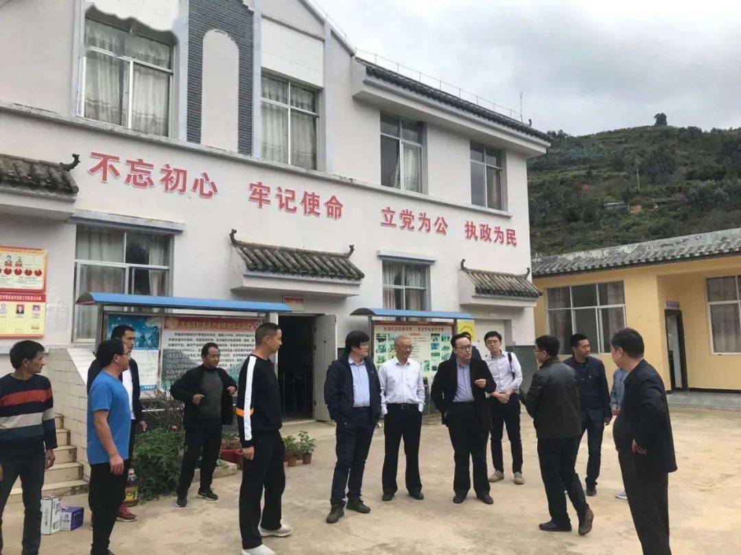 张来斌一行和南华县委县政府有关负责同志参加座谈会,座谈会由南华
