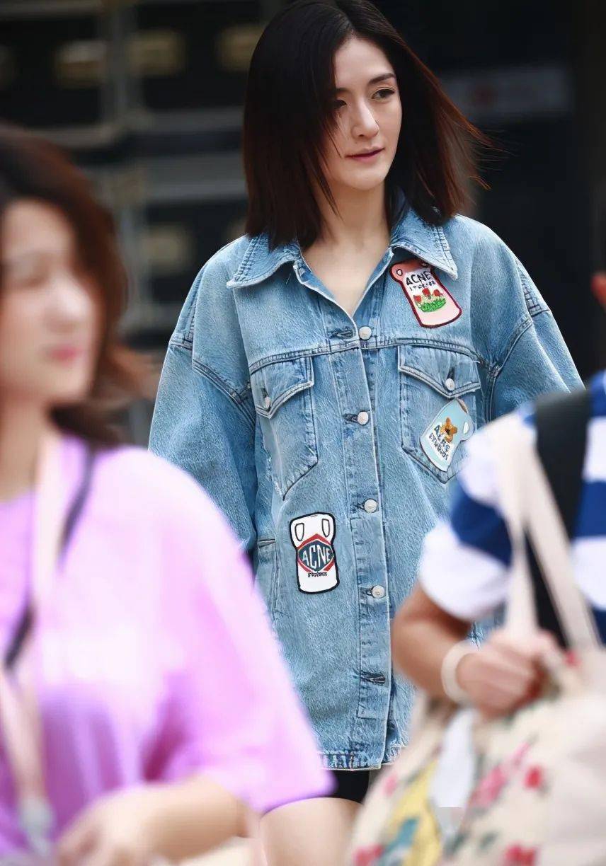 谢娜穿上牛仔服之后真挺稚嫩的,身材更像个学生,显得很娇小