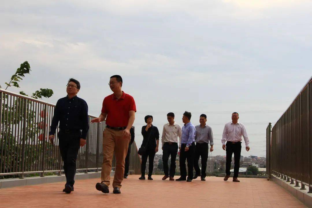 30,专家组从学校东大门进入校园,考察了惠安四中厦门校友桥,新运动场