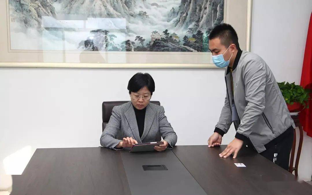 何宪卓,祁学兰等市领导以普通公民身份接受普查登记!