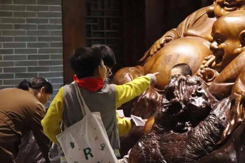 "五年级的孩子们在参观根博园历史馆的同时,还做起了解说