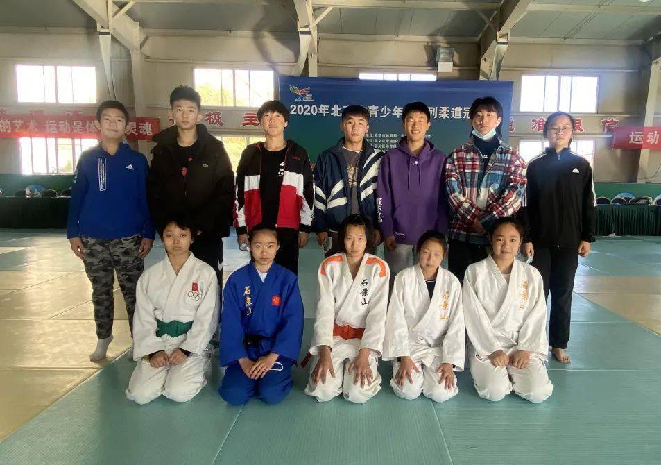 赛 场 风 采初二学生赵依依获得u14组女子44kg第三名初一学生马永琪