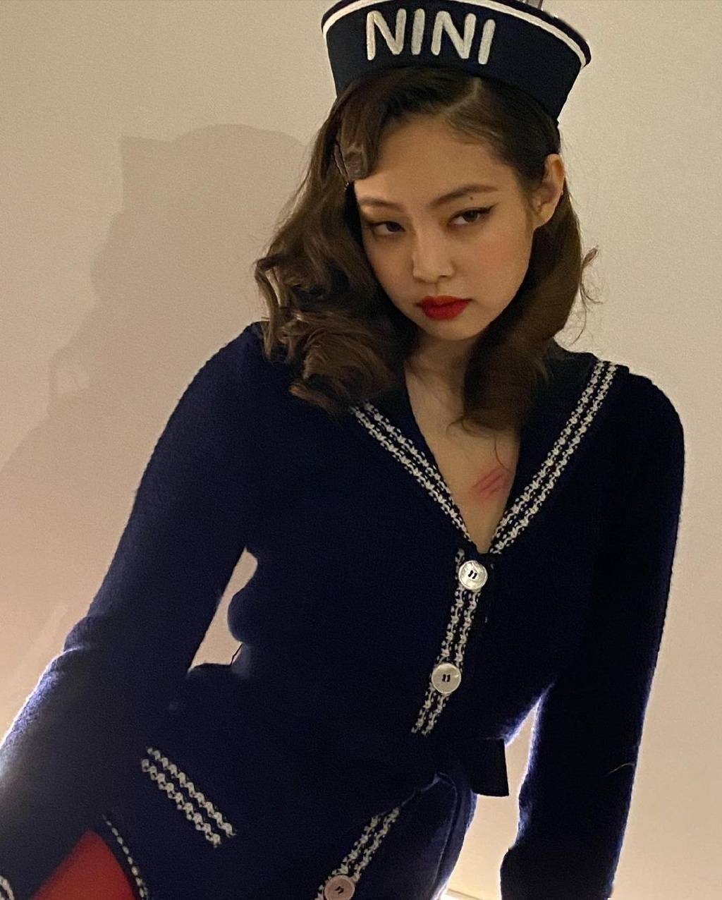 blackpinkjennie水手服红唇妆彰显超限性感美