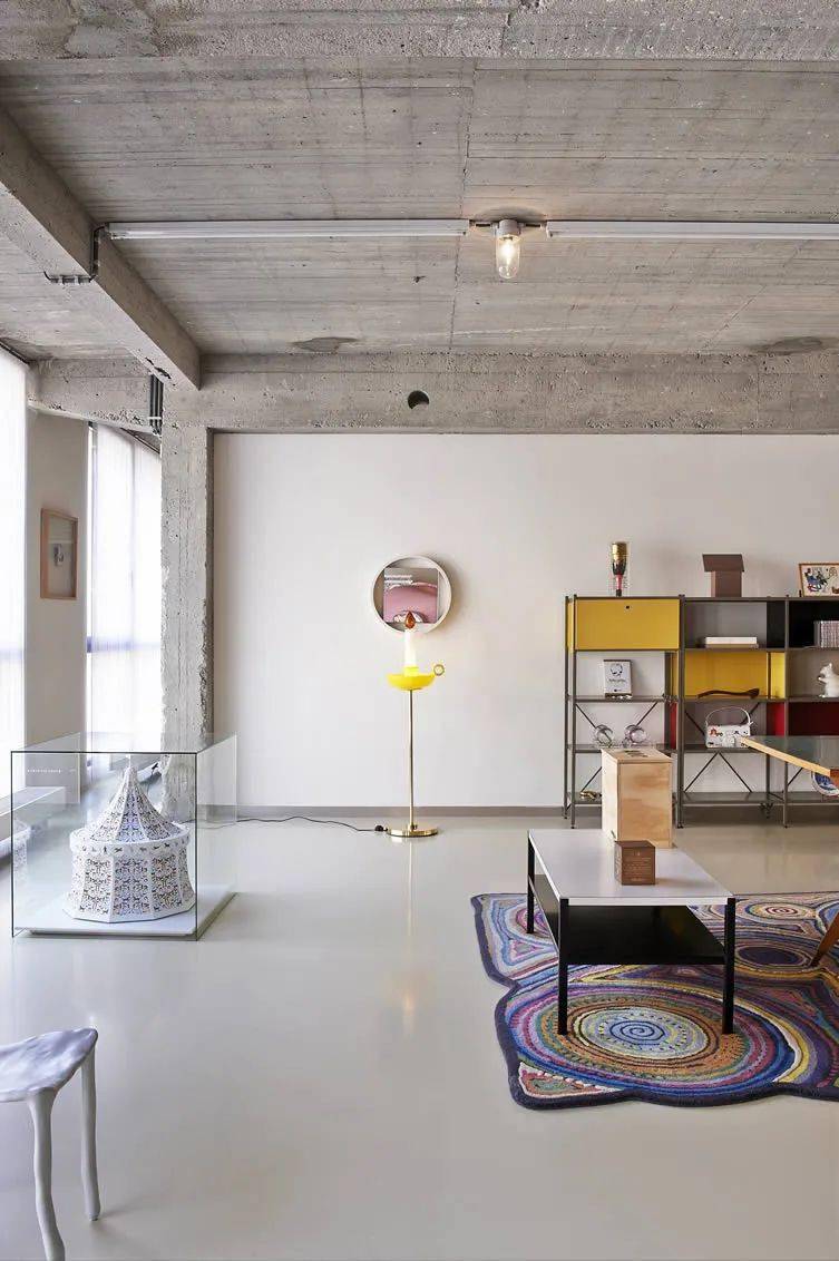 这个朴实的毛坯房中,陈设著近现代许多前卫的家具设计师以及艺术家的