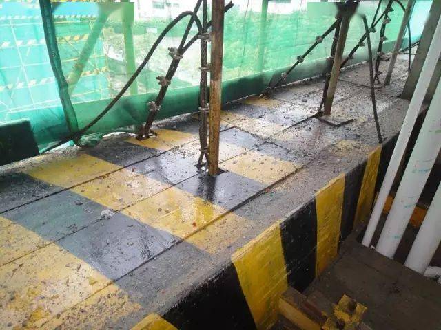 六,悬挑层防护五,悬挑层钢梁及卸荷钢丝绳设置四,脚手架通道设置三,架