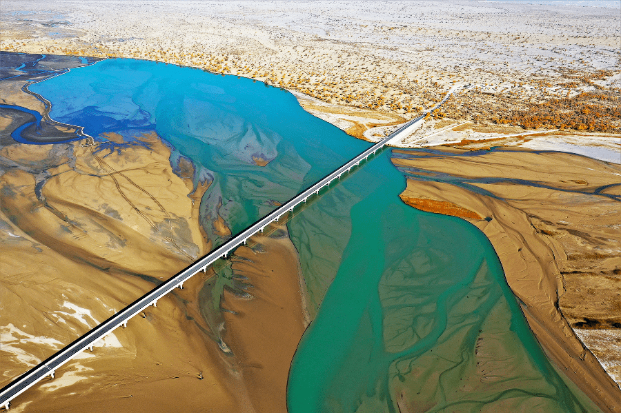 和田河扮靓塔克拉玛干的秋天