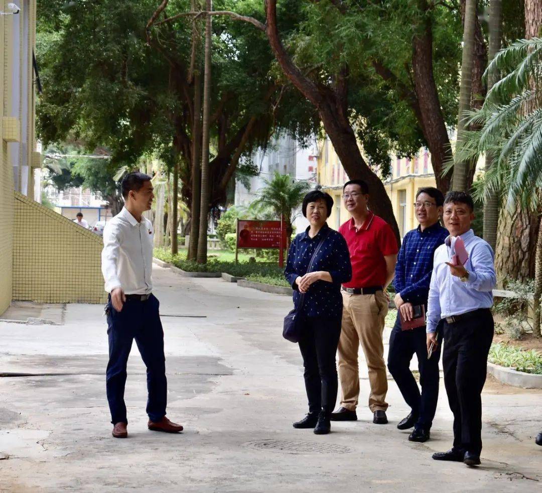 30,专家组从学校东大门进入校园,考察了惠安四中厦门校友桥,新运动场