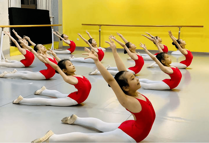 坚持学跳舞的孩子我走的很慢但我从不后退