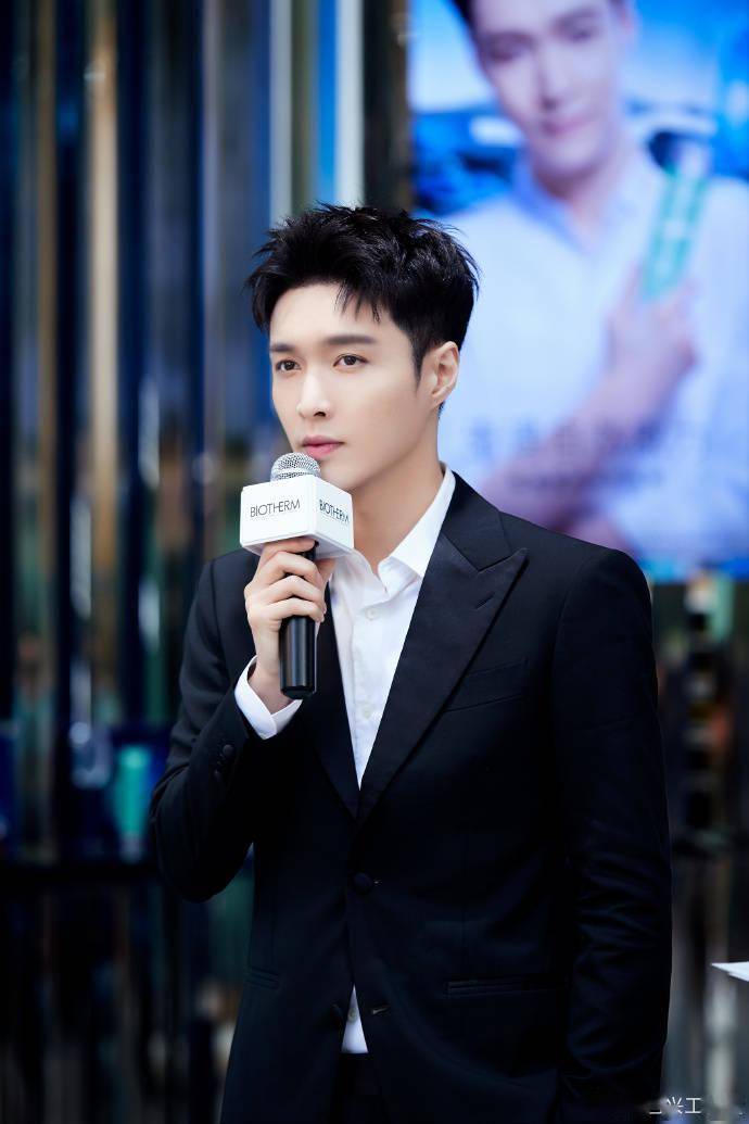 "霸道总裁·兴"帅图来袭,干练短发搭配修身西装显雅绅魅力!