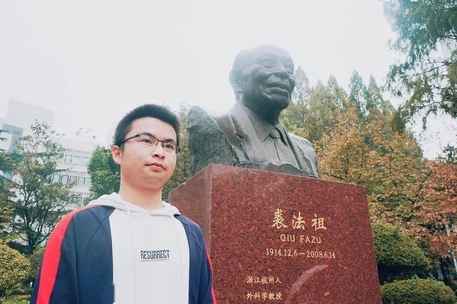 "这是裘法祖先生的雕像,他是一位全才,为我们同济医学院乃至中国医学