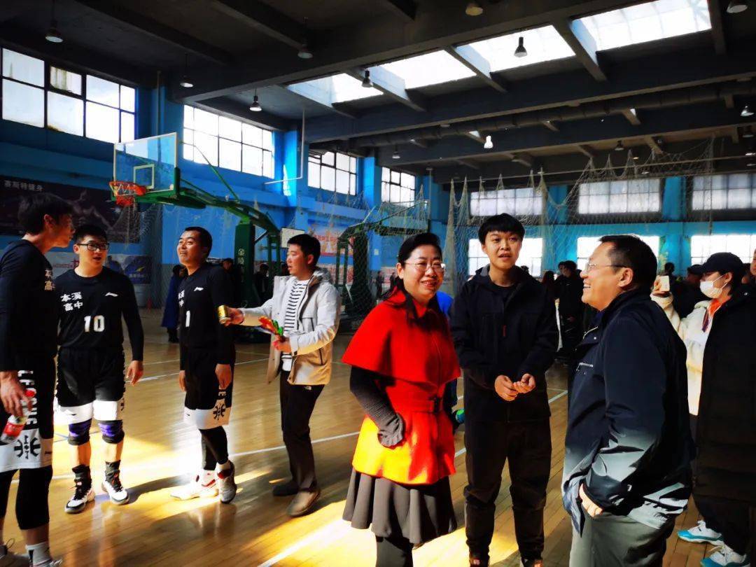 远投 一场激动人心的篮球赛事 在本溪市小堡体育馆如火如荼地进行着