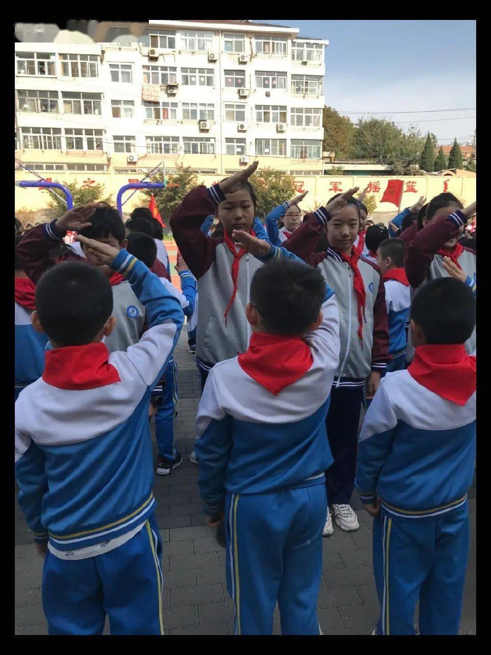 青岛汾阳路小学新队员入队争做新时代好队员